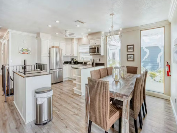 Anna Maria Island Luxurious Tropical Retreat with private Pool & Game Room